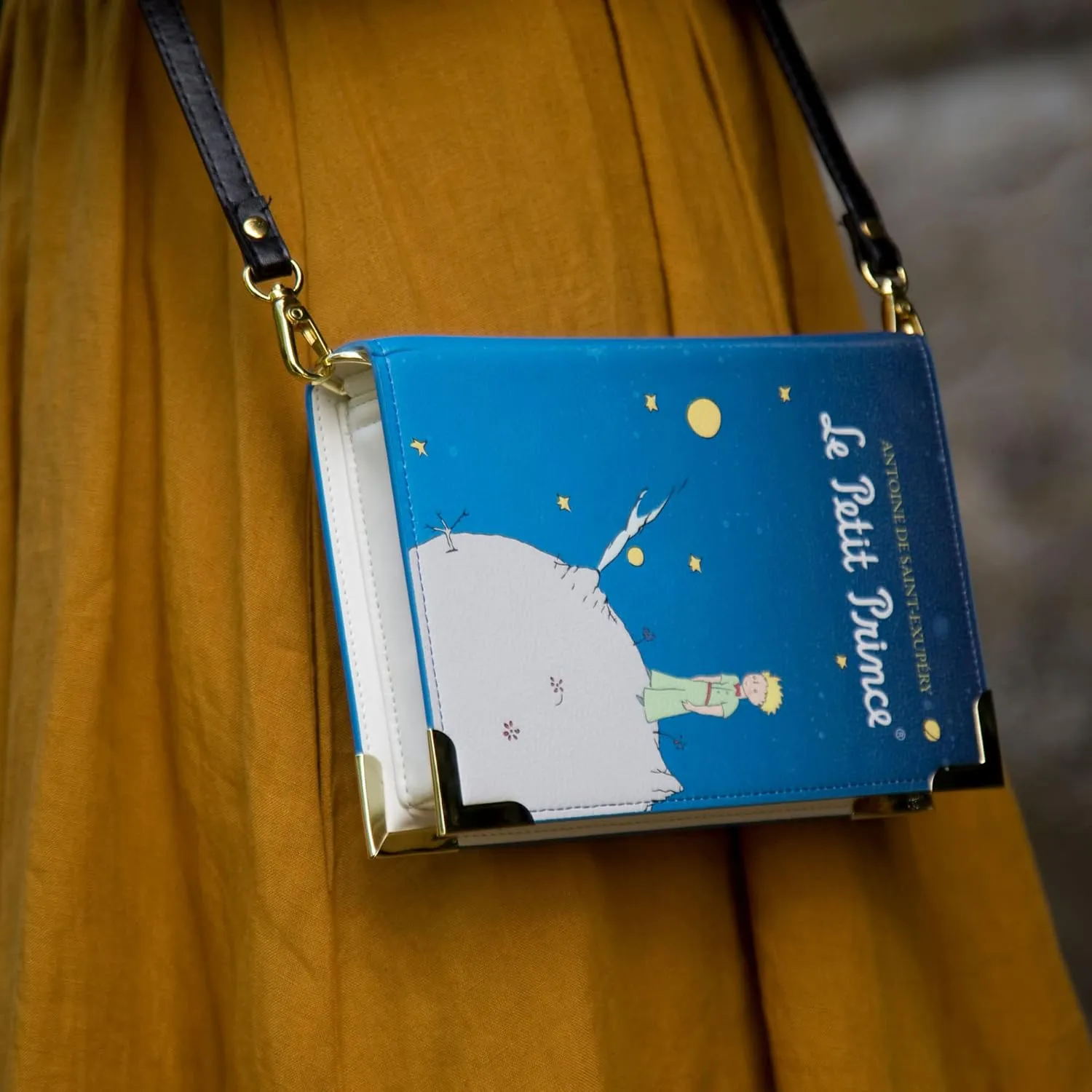 Well Read Shoulder Bags